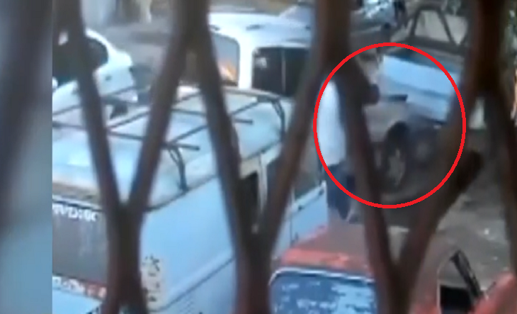 Camioneta utilitaria impactada frente a un jardín de infantes en González Catán
