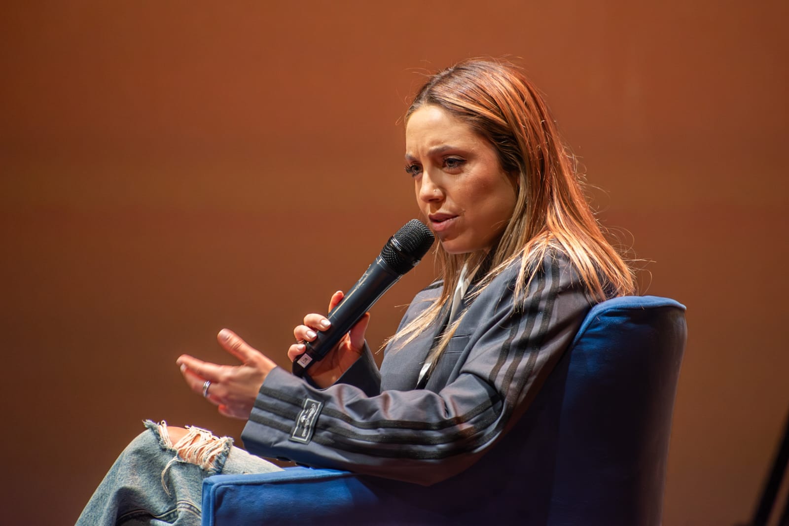 Sofía Martínez durante su charla en el Teatro Universidad de la UNLaM
