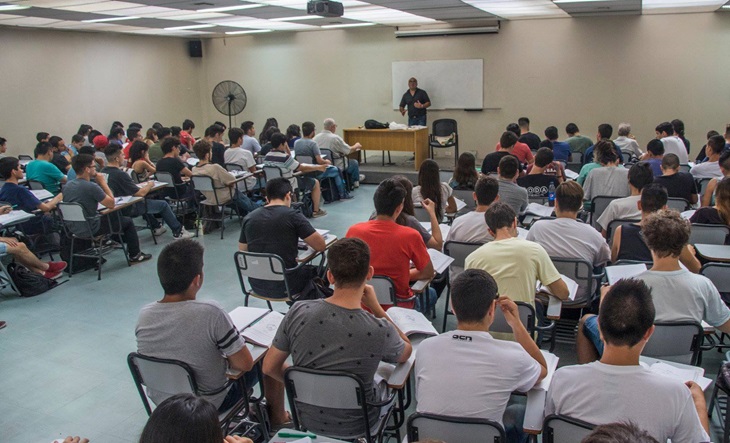 Docentes universitarios en una marcha con carteles de reclamo