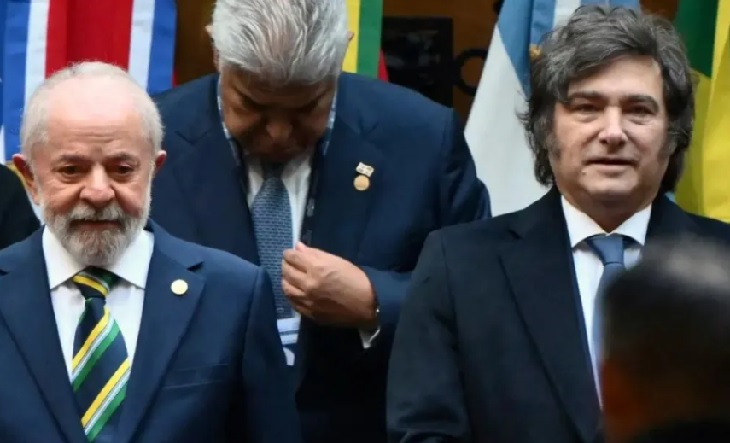 Bandera de Brasil y urnas electorales