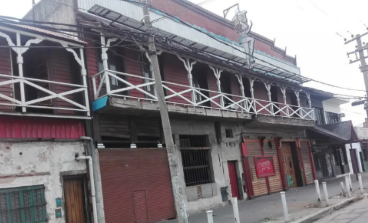 Interior del boliche Jesse James en ruinas con temática del Lejano Oeste