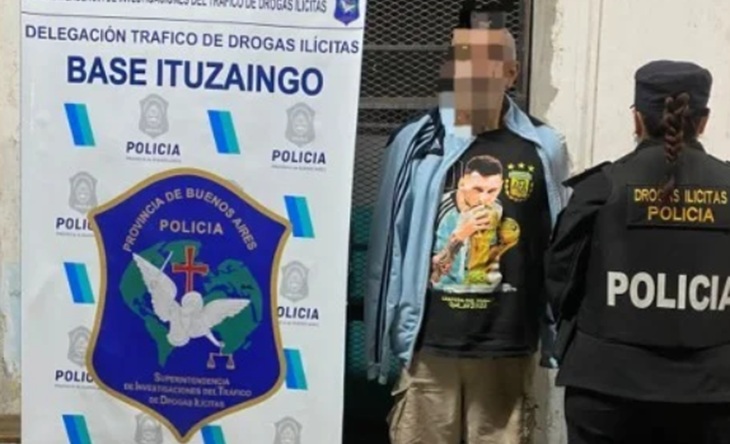 Policías durante un allanamiento en una vivienda del barrio San Alberto