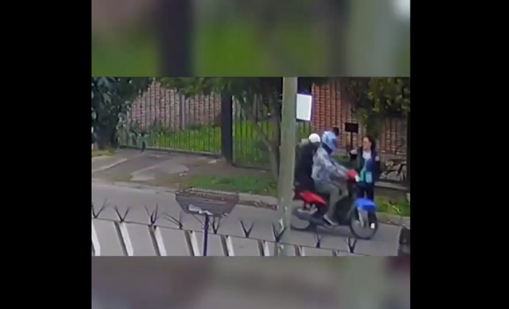 Cámaras de seguridad registran el asalto a una maestra en la calle