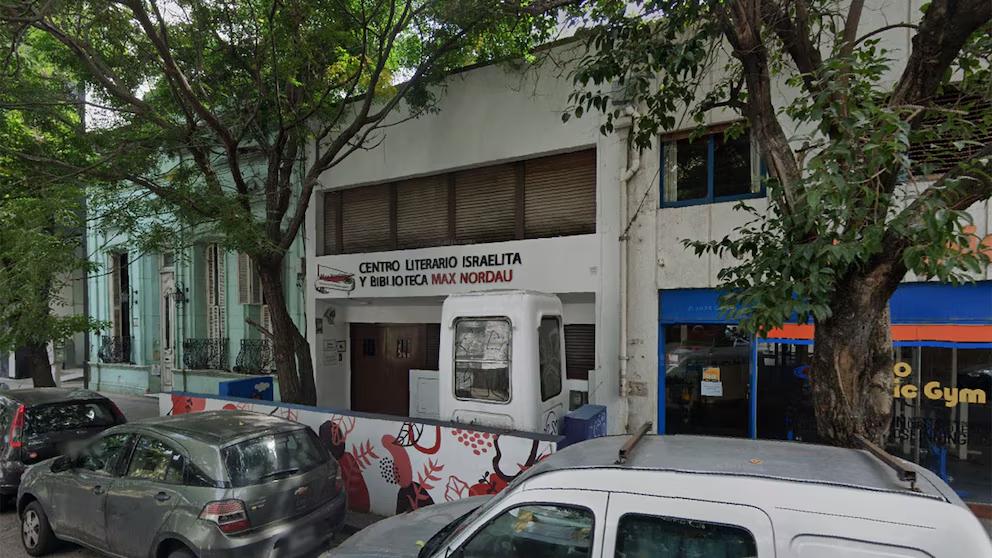Fachada de una sinagoga con daños por incendio