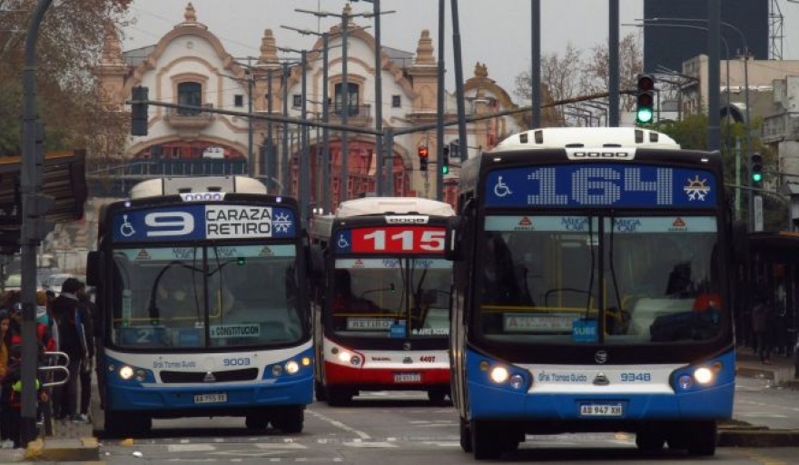 Colectivo circulando por una calle de Buenos Aires