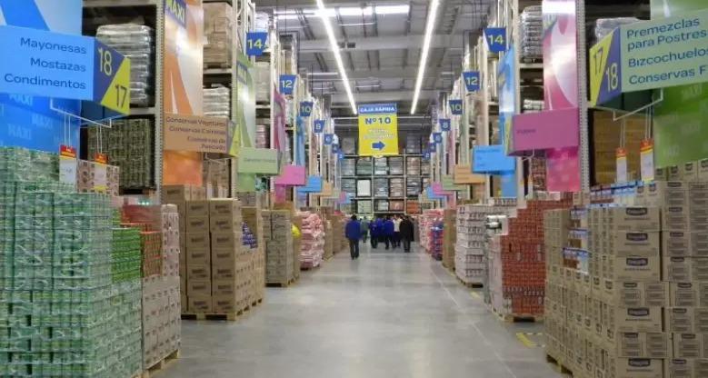 Estantería de supermercado mayorista con productos y carteles de oferta