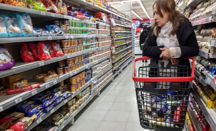 Vecinos en una feria de barrio comprando alimentos