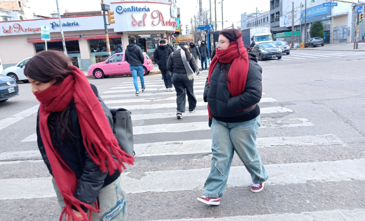Termómetro marcando temperatura baja en un día despejado