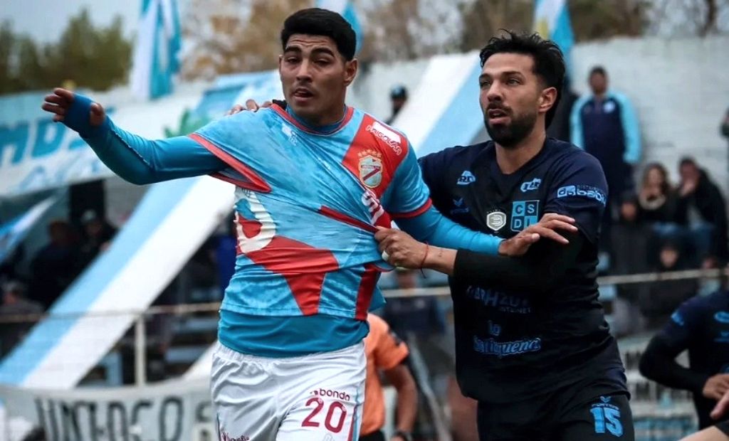 Partido de fútbol entre Liniers y Arsenal en el estadio Juan Antonio Arias