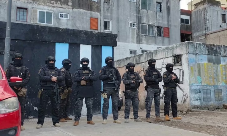 Efectivos policiales en un operativo en el barrio Ejército de los Andes