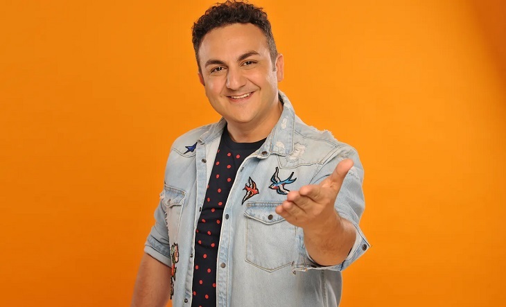 Diego Topa sonriente con fondo colorido promocionando su show
