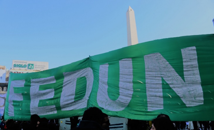 Docentes universitarios marchando con carteles por la educación pública