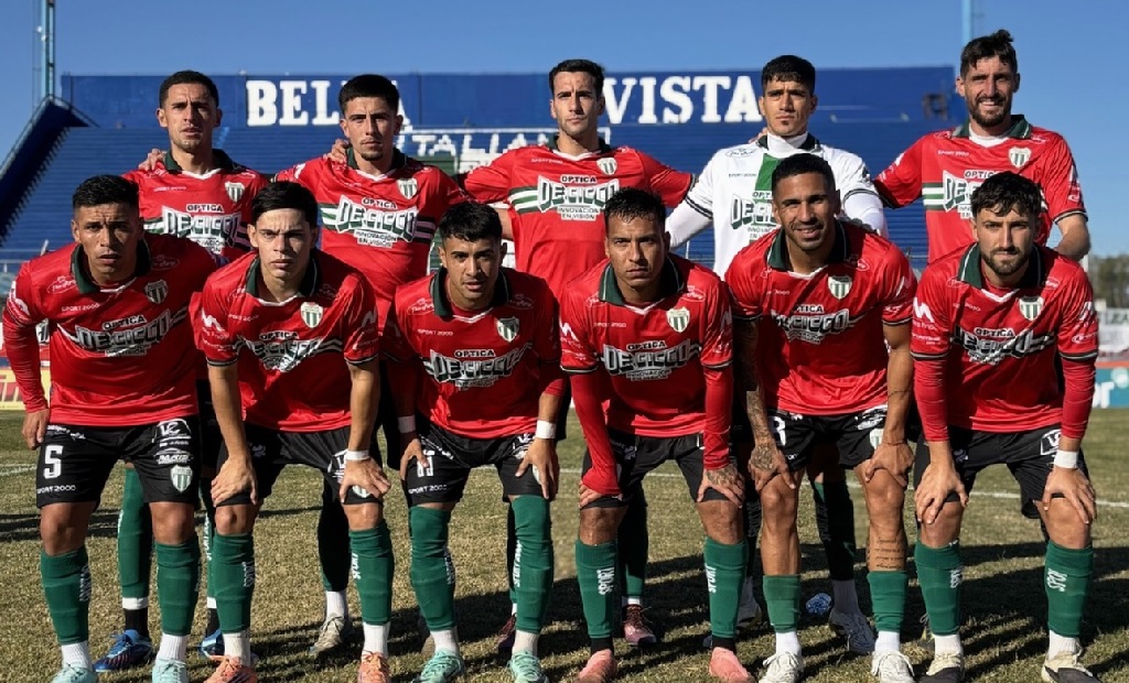 Jugadores de Deportivo Laferrere celebrando un gol en el estadio