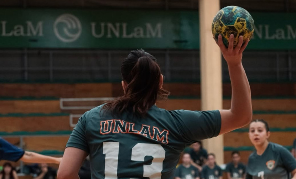 Jugadora de handball de la UNLaM en la cancha