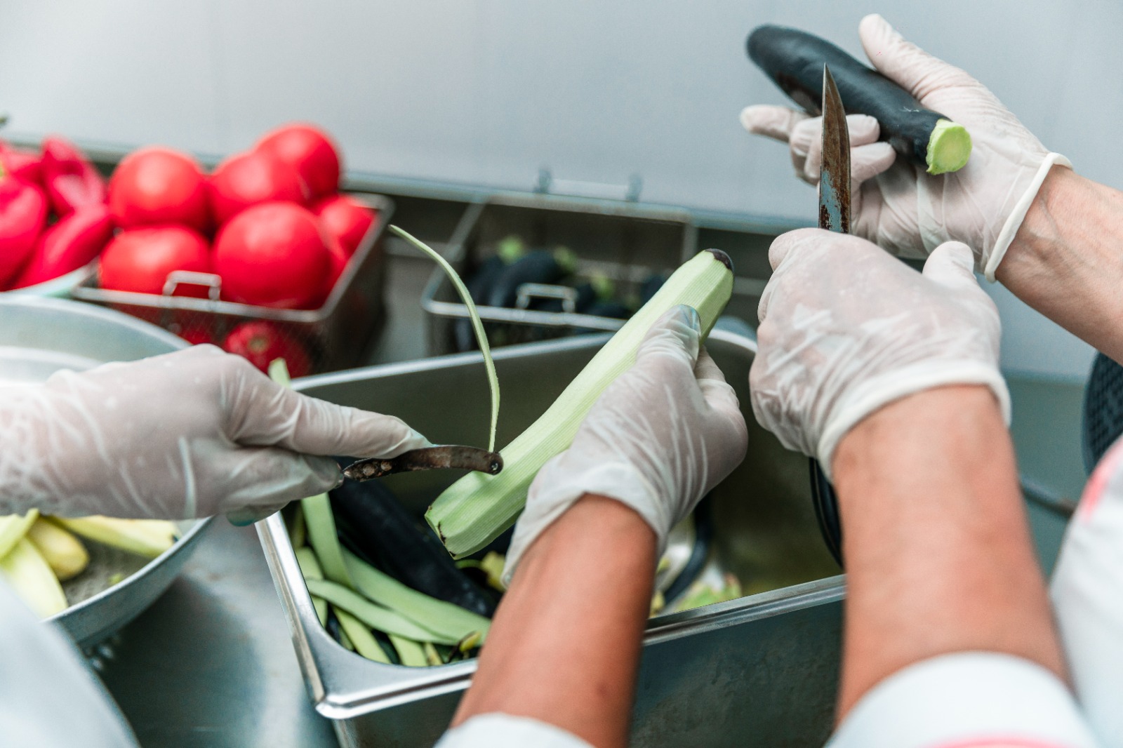 Personas en un curso de manipulación de alimentos