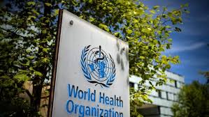 Tedros Adhanom Ghebreyesus habla en un podio con el logo de la OMS