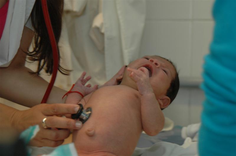 Bebé siendo revisado por un médico con estetoscopio