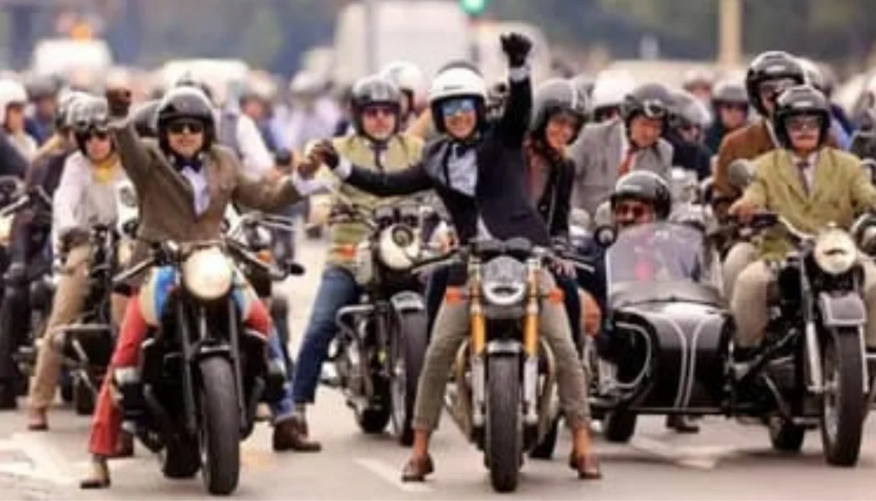 Motociclistas con motos clásicas y vestimenta elegante en el Planetario de Buenos Aires