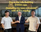 Anthony Albanese sonriendo en un evento con startups