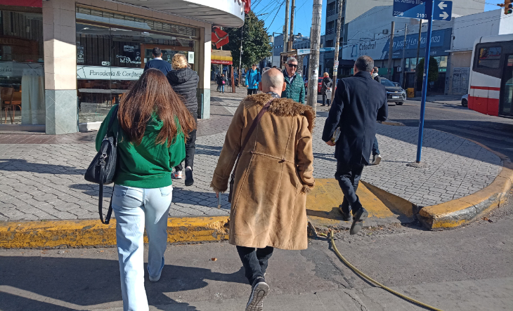 Termómetro marcando un grado bajo cielo despejado