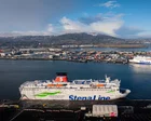 Vista aérea del puerto de Belfast con grúas y barcos