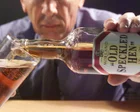 Botella de cerveza Old Speckled Hen sobre fondo claro