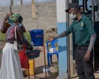 Residentes de Ituri en el este de la RDC con mascarillas y medidas de prevención