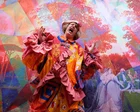 Grayson Perry con un vestido colorido y su osito de peluche Alan Measles