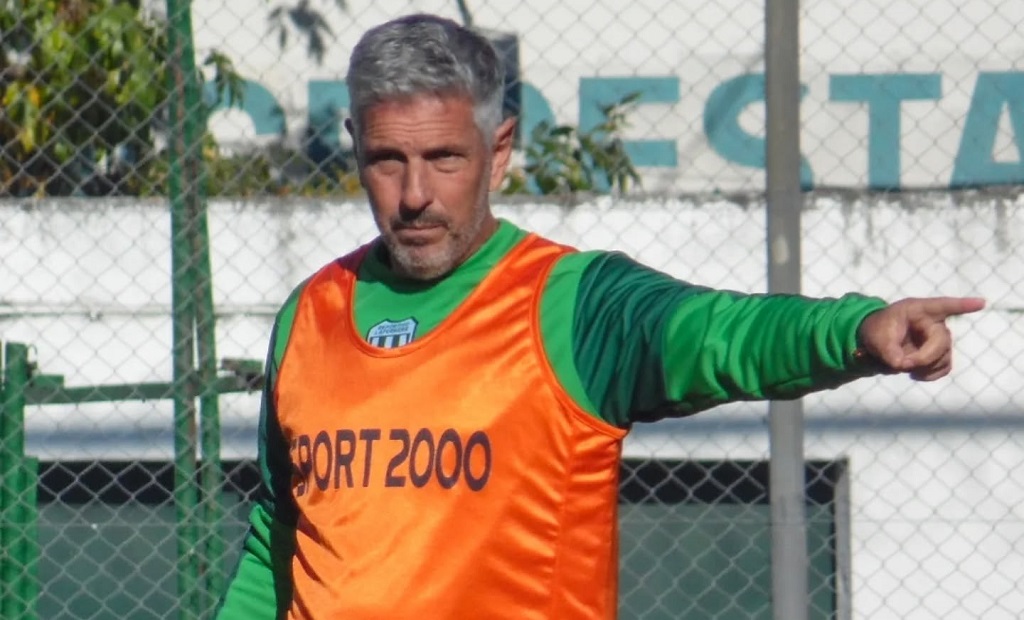 César Monasterio, DT de Deportivo Laferrere, durante un partido
