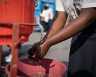 Trabajador sanitario rociando desinfectante en un hospital durante un brote de ébola