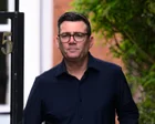 Andy Burnham sonriendo con traje y corbata
