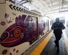 Mural gigante de un axolotl púrpura en una calle de Ciudad de México