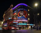 Cartelera del West End en Londres con luces de neón