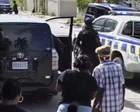 Policías junto a un vehículo durante una protesta en Granville, Jamaica
