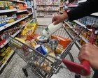 Estante de supermercado con productos alimenticios