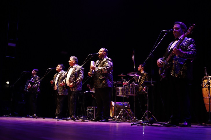 Los Palmeras en el escenario del Teatro Universidad