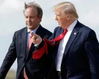 Donald Trump habla en un mitin político con banderas estadounidenses de fondo