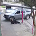 Camioneta estacionada en la calle con vidrio roto