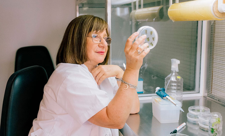 Raquel Chan, investigadora del CONICET, en un laboratorio