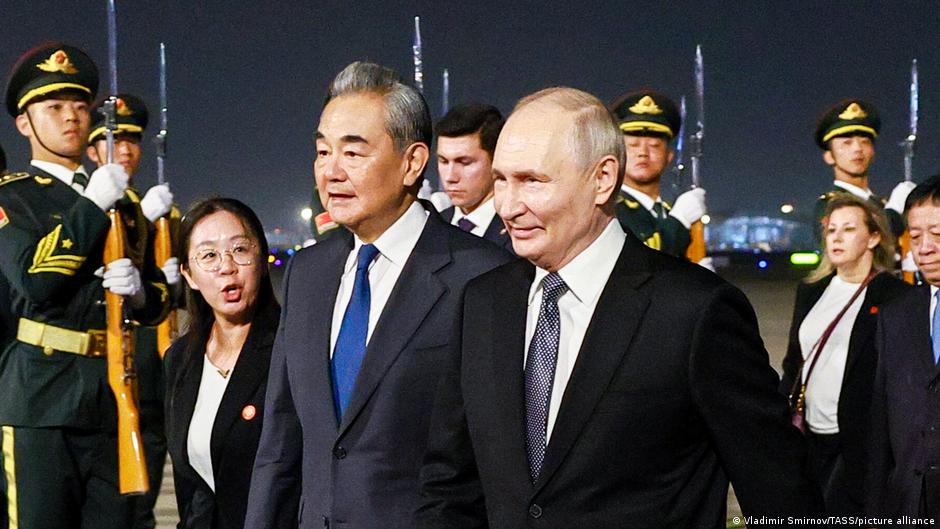 Vladimir Putin y Xi Jinping estrechándose la mano en una reunión bilateral