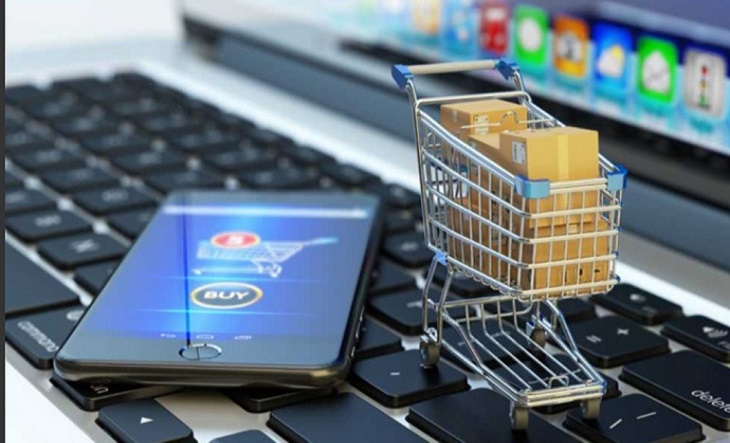 Personas usando dispositivos electrónicos para compras online