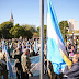 Acto patrio en plaza de San Miguel con banderas y autoridades