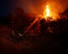 Vista aérea de un incendio forestal en colinas cerca de viviendas en Simi Valley
