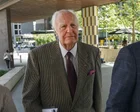 Peter Hollingworth sonriendo con traje formal