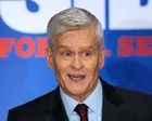 Bill Cassidy hablando con periodistas en el Capitolio