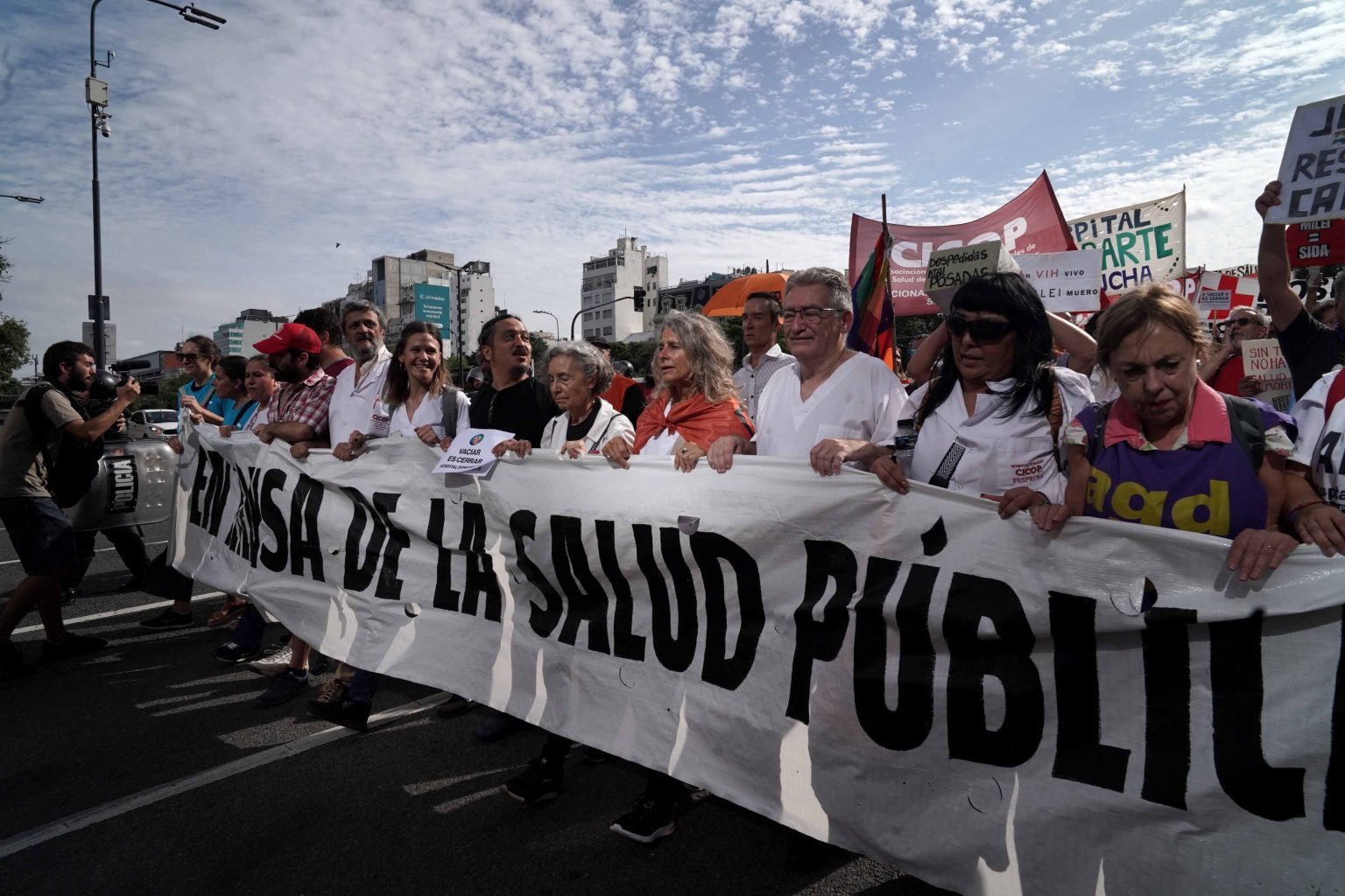 Trabajadores de la salud marchando con carteles