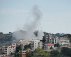 Humo y escombros tras un ataque aéreo en una aldea del sur del Líbano