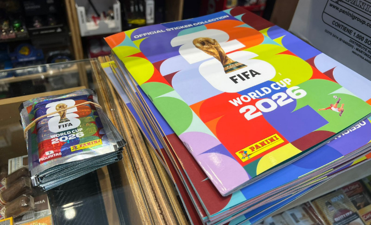Paquetes de figuritas del Mundial sobre una mesa