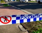 Policía acordonando una calle residencial en Canley Heights