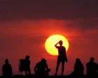 Termómetro marcando alta temperatura en una ciudad británica